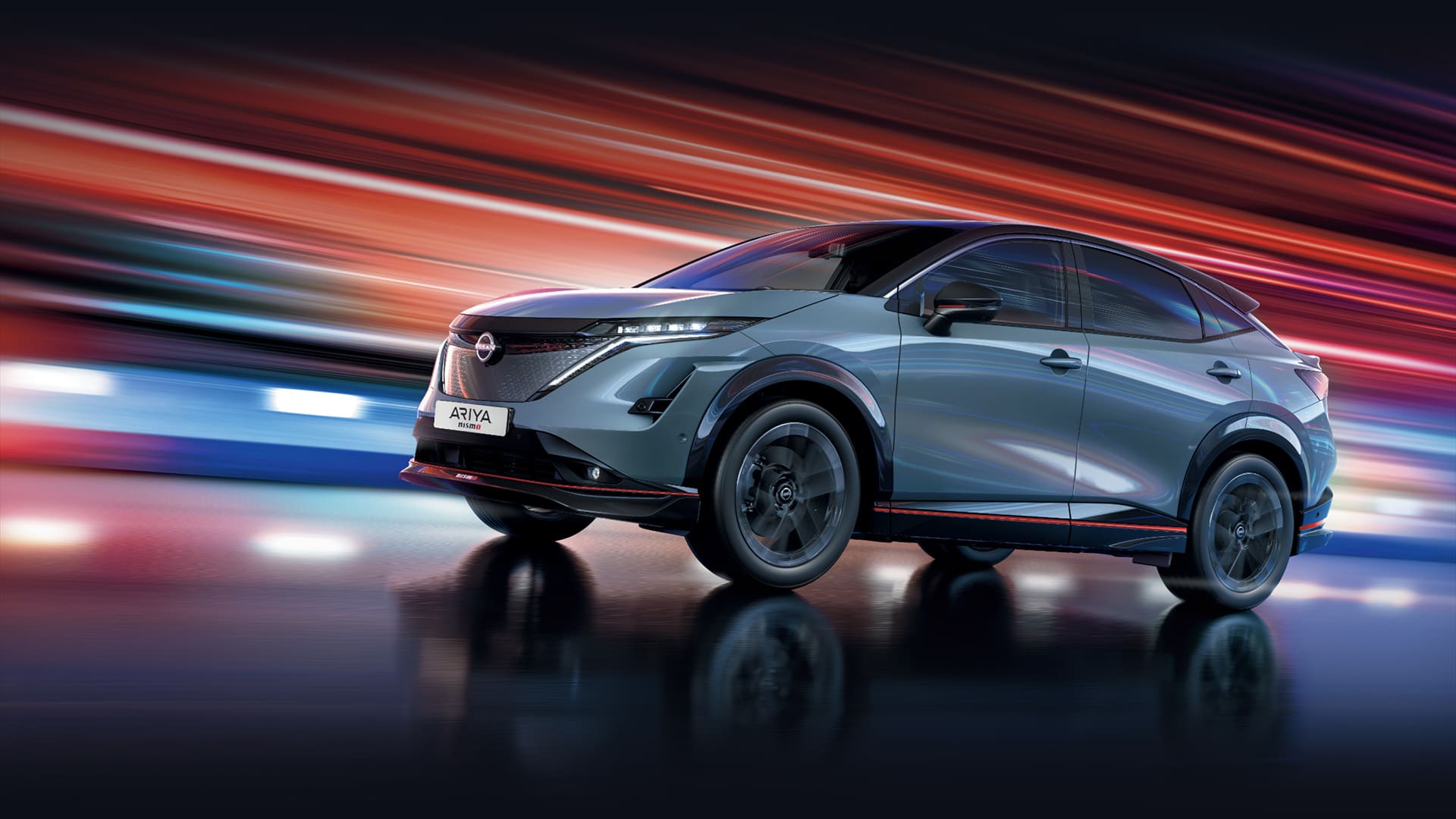 "Videoloop av en Grå Nissan  Ariya Nismo elbil som viser frontlys og andre eksteriøre detaljer foran containere på en båthavn
